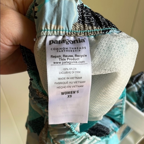 Patagonia Athletic Blue Black Floral Hibiscus Field Barely Baggies Shorts Sz XS - Picture 11 of 13